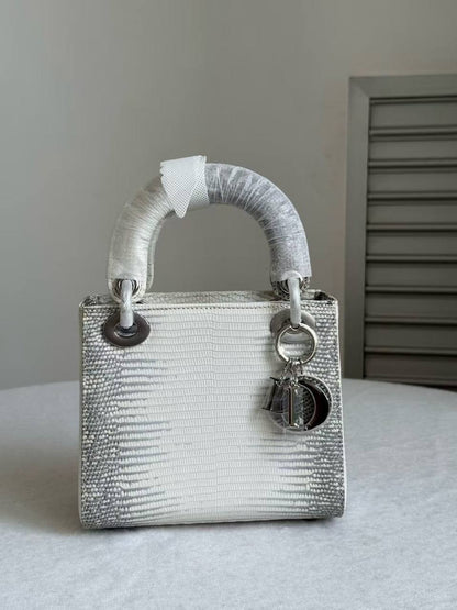 Pre order ❤️
Dior Mini Lady Ombre Lizard Bag featuring a distinct white and gray color gradient❤️❤️
For Price 👇 WhatsApp✅
0568585901 
0507557372
0552275751 Owner Zain 👌

Zain71
♥️♥️♥️