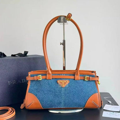 PRADA COPY ONE NEW CAME  BIG SIZE 
220 dhs🇦🇪🇦🇪

Zain295
♥️♥️♥️