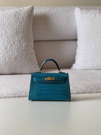 Hermes
minikelly 19cm💕master quality😍with box❤️
510 dhs✅🇦🇪

Zain52
♥️♥️♥️