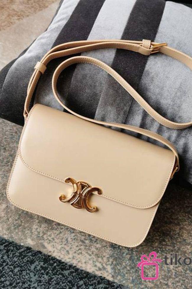 Celine

Celine  
good quality, 
comes with box, 
🎁🎁🎁

size...23*16 cm 
125 dhs💓

Zain12
♥️♥️♥️