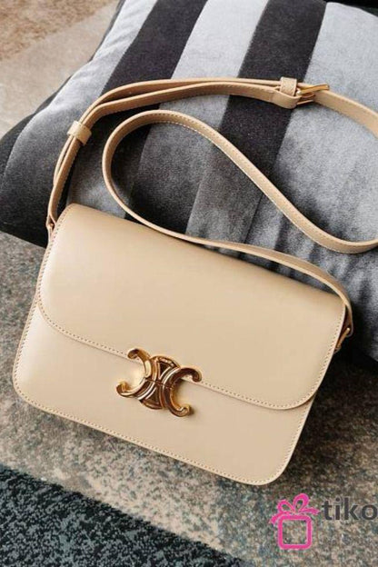 Celine

Celine  
good quality, 
comes with box, 
🎁🎁🎁

size...23*16 cm 
125 dhs💓

Zain12
♥️♥️♥️