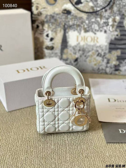 DIOR MICRO BAG 
Master✅✅
13CM 
230 dhs🇦🇪🇦🇪
WITH BOX 

Zain131
♥️♥️♥️
