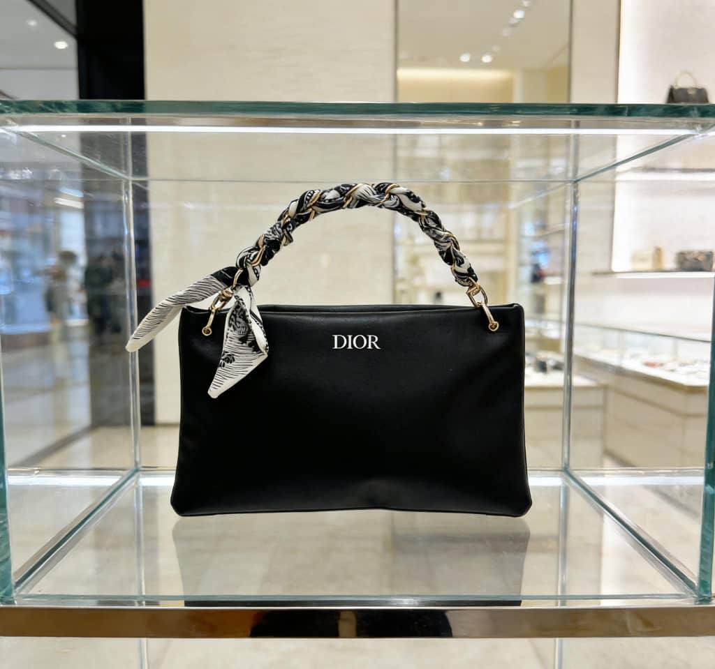 Dior
100 dhs✅

with box
🎁🎁🎁

Size:24/15

Zain07
♥️♥️♥️
