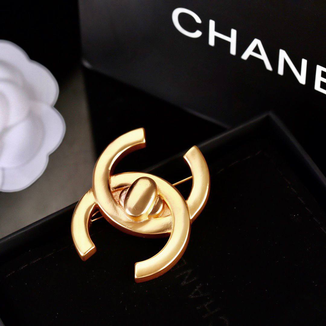 BROOCH MASTER
CHANEL
60 dhs🪙🌨️ 

WITH BOX AND PAPER BAG
🎁🎁🎁

Zain89
♥️♥️♥️