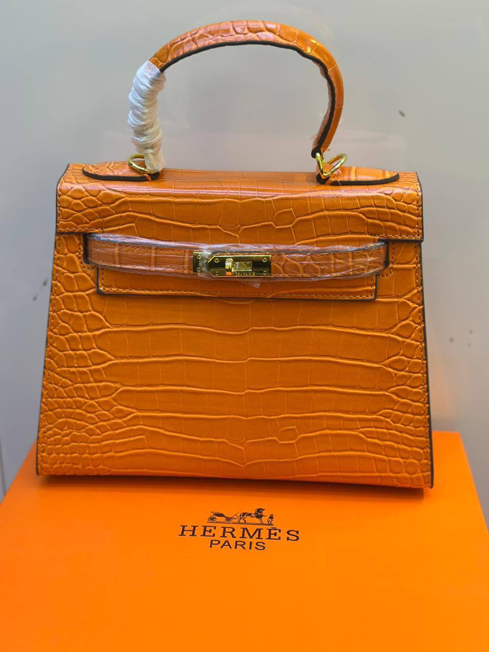 Hermes
Good quality 
Size 25cm
110 dhs✅
With box 📦🔥

Zain70
♥️♥️♥️