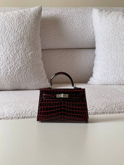 Hermes
minikelly 19cm💕master quality😍with box❤️
510 dhs✅🇦🇪

Zain52
♥️♥️♥️