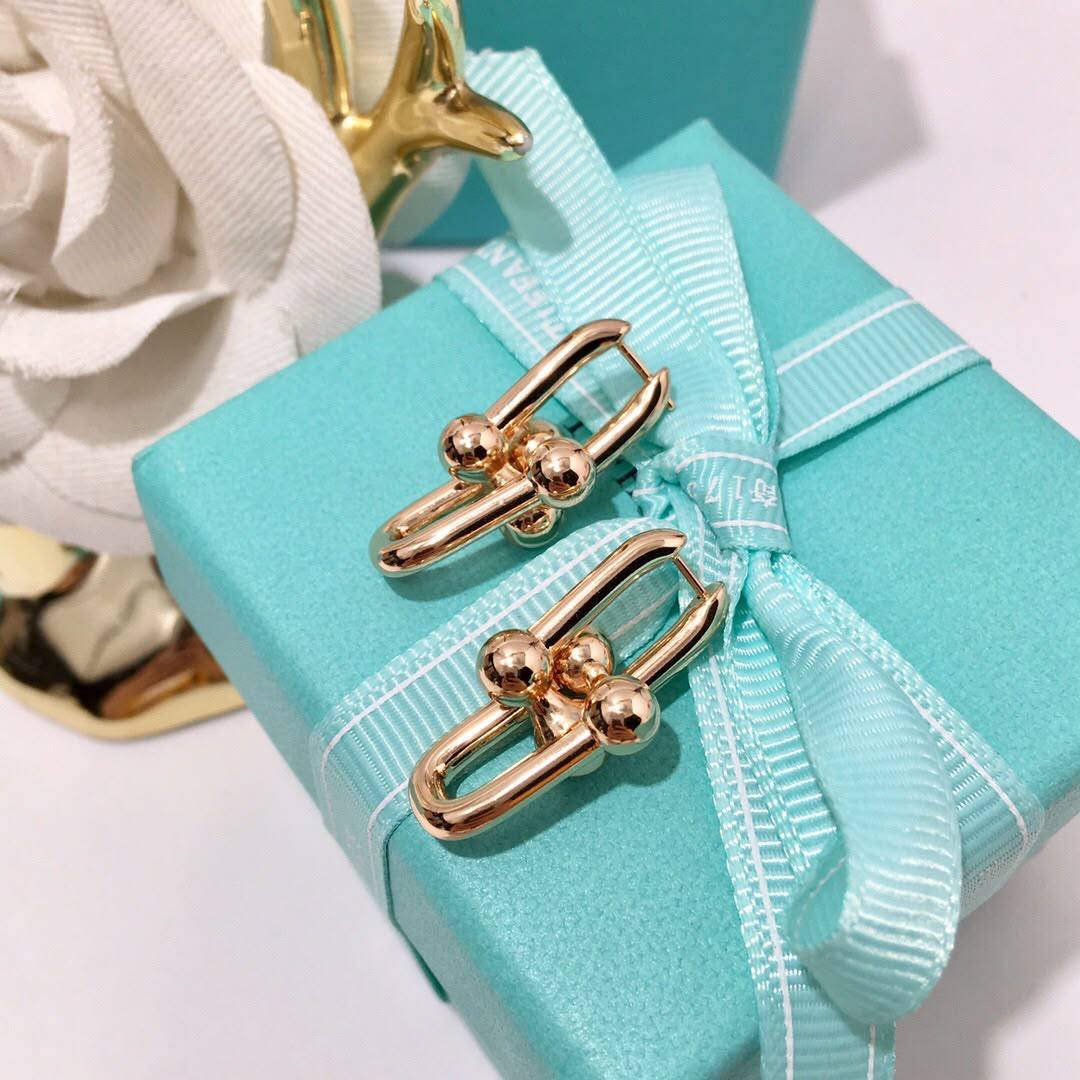 Tiffany ❤️‍🔥*
Earring 💥
Master quality 💯
With normal boxes 🗃️ 
45 dhs✅
With master box 📦 
80 dhs✅

Zain216
♥️♥️♥️