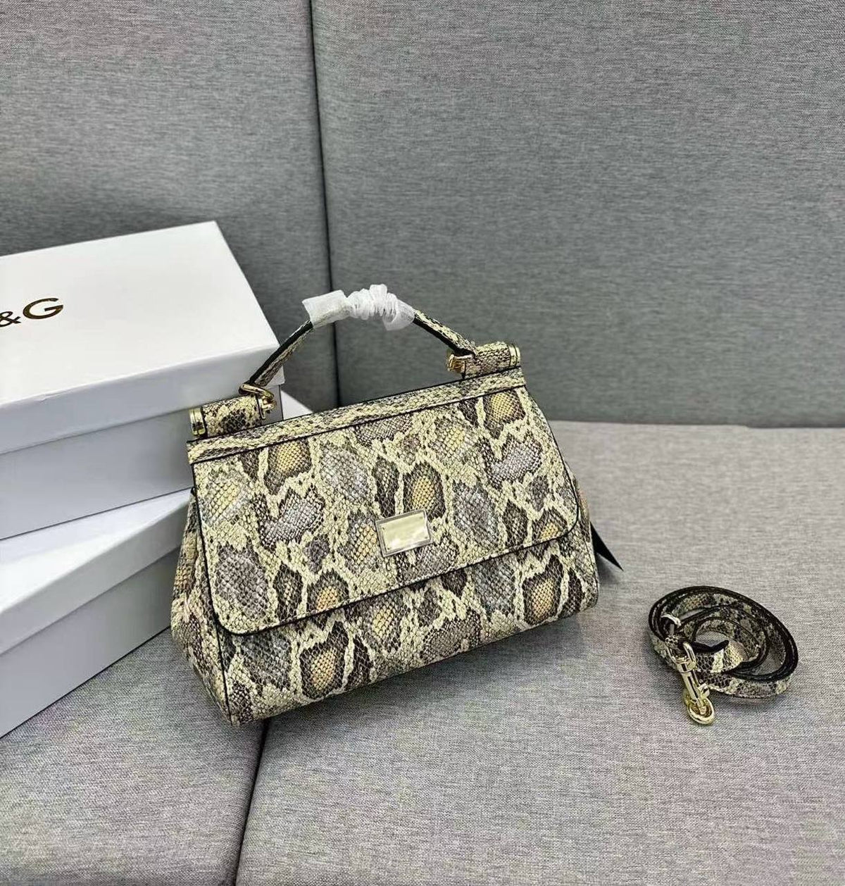 D&G
copy one restock 
with box 
🎁🎁🎁

190 dhs🪙💚

Zain39
♥️♥️♥️