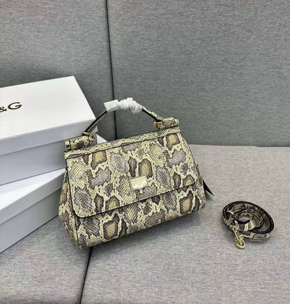 D&G
copy one restock 
with box 
🎁🎁🎁

190 dhs🪙💚

Zain39
♥️♥️♥️