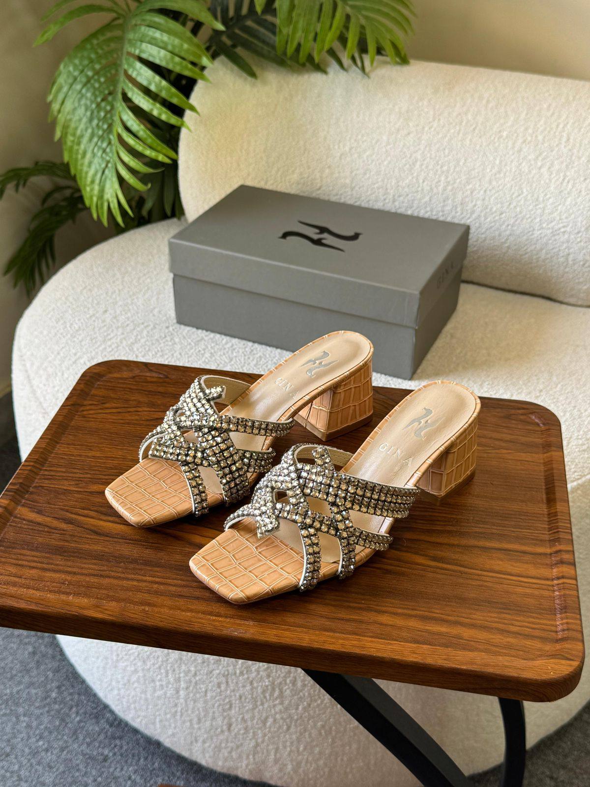 GINA 
SuperMaster Quality 💯
450 dhs❣️
Size: 36-41💥

Zain171
♥️♥️♥️