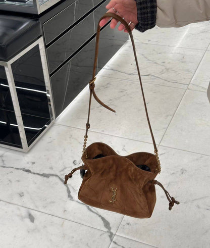 YSL
110 dhs🗽
SIZE：26×18×12.5cm
Good quality 

with box
🎁🎁🎁

Zain35
♥️♥️♥️