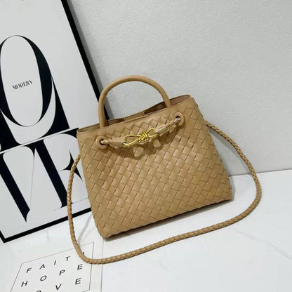 BOTTEGA 
GOOD QUALITY WITH BOX 
115 dhs✅
Size: 25cm

Zain295
♥️♥️♥️