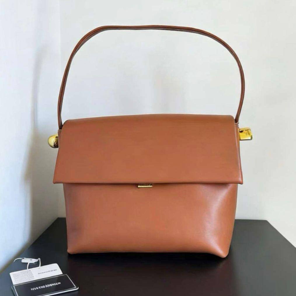 JACQUEMUS 
COPY ONE 
155 dhs✅

Zain17
♥️♥️♥️