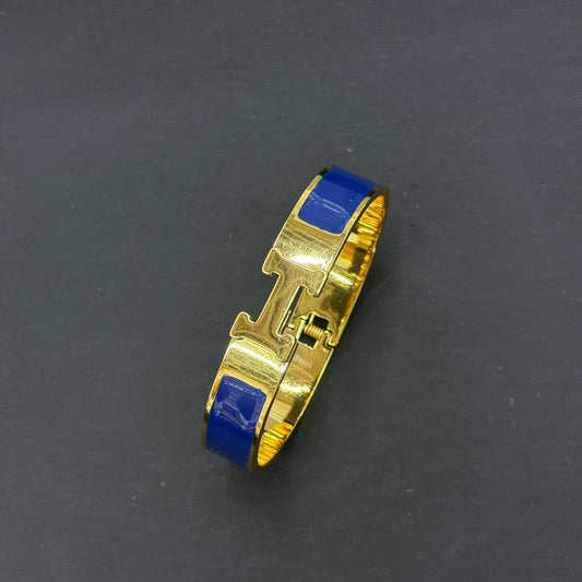 HERMES ❤️‍🔥
Stainless steel 💯
Bangle 💥
With black boxes 📦 
20 dhs🪙💕
With normal boxes 📦 
And paper bag🛍️
35 dhs🪙💕

Zain216
♥️♥️♥️