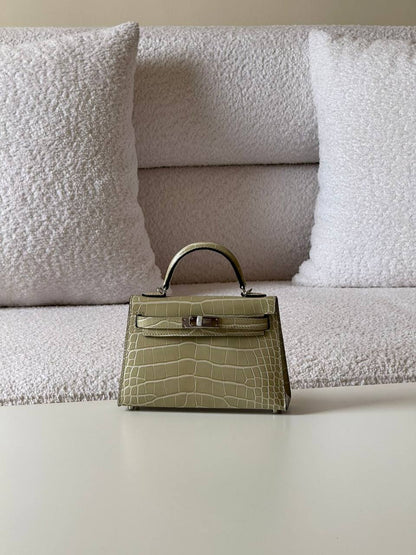 Hermes
minikelly 19cm💕master quality😍with box❤️
510 dhs✅🇦🇪

Zain52
♥️♥️♥️