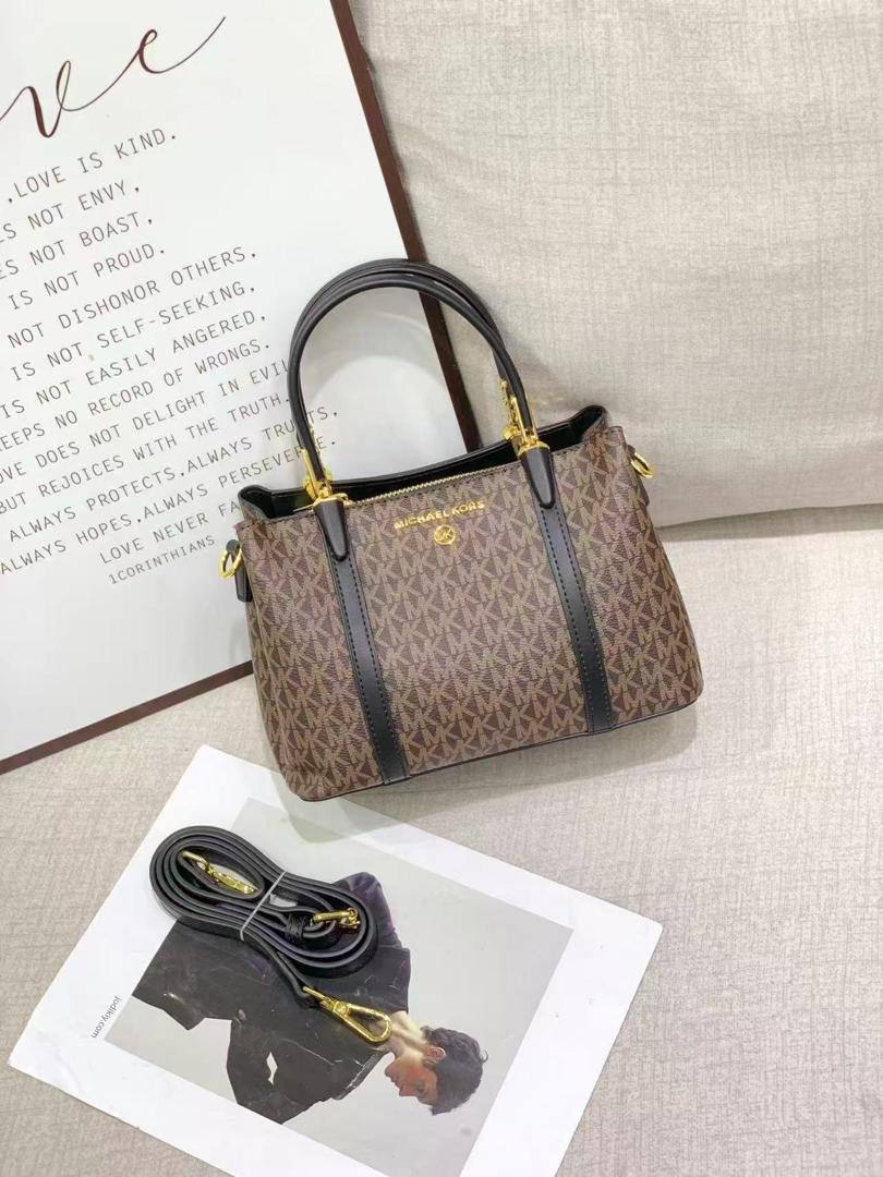 MK
90 dhs🪙💕 

with box 
🎁🎁🎁

high quality

Zain26
♥️♥️♥️