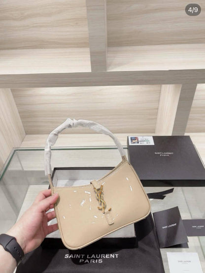 Fendi

85 dhs✅

with box
🎁🎁🎁

Zain38
♥️♥️♥️