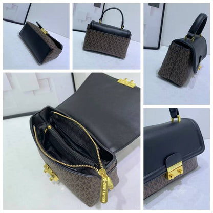 Dior
110 dhs✅
size：22cm
Good-quality 

with box🎁🎁🎁

Zain35
♥️♥️♥️