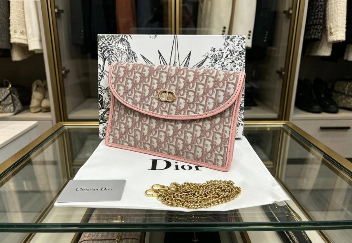 Dior
New❣️
75 dhs✅
with box🎁🎁🎁
Size:27.5*19

Zain07
♥️♥️♥️