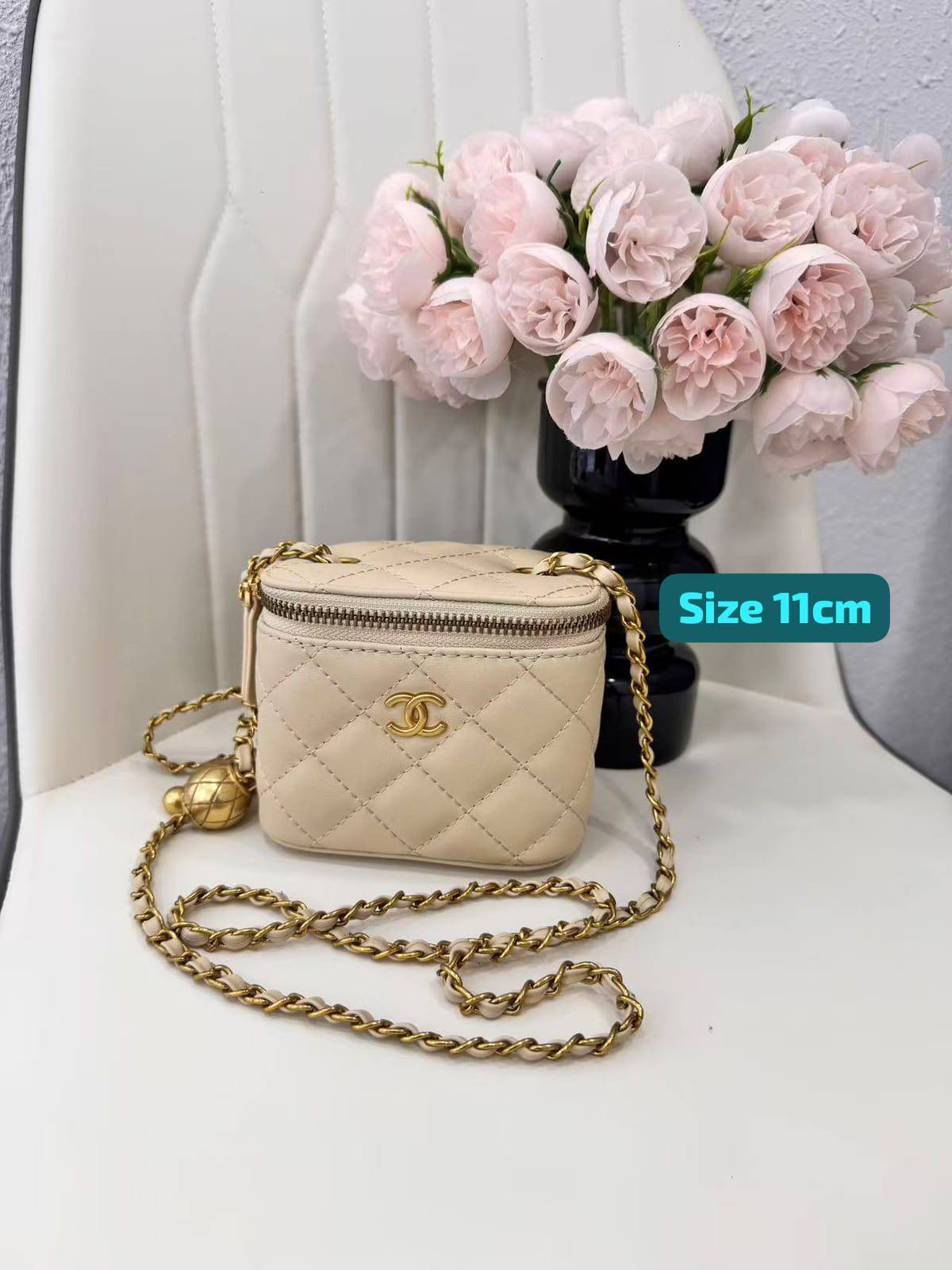 Chanel

Good quality 

with box 
100 dhs🇦🇪🇦🇪

Zain186
♥️♥️♥️
