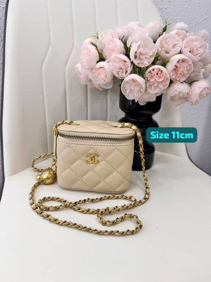 Chanel

Good quality 

with box 
100 dhs🇦🇪🇦🇪

Zain186
♥️♥️♥️
