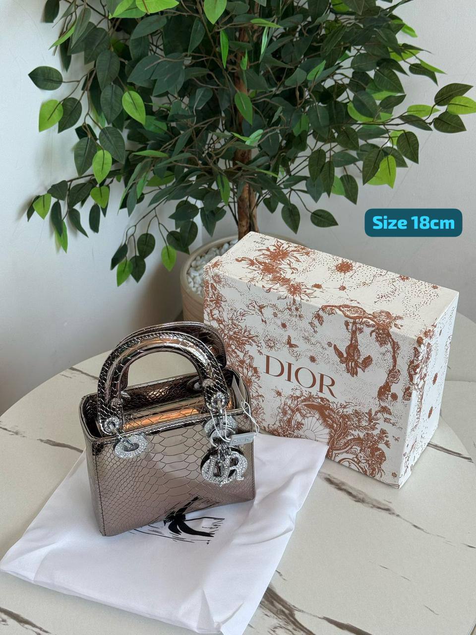 Dior
Good quality 
with box 
🎁🎁🎁

120 dhs✅

Zain186
♥️♥️♥️