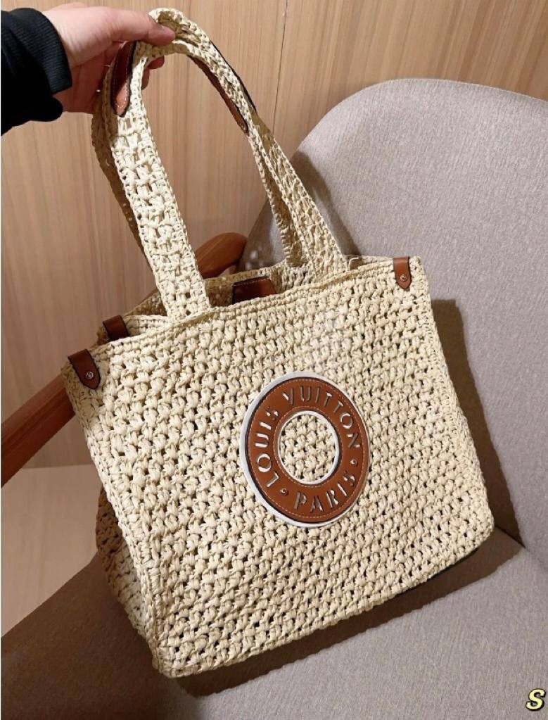 LV 
100 dhs✅
size 34×14×30cm

Zain213
♥️♥️♥️