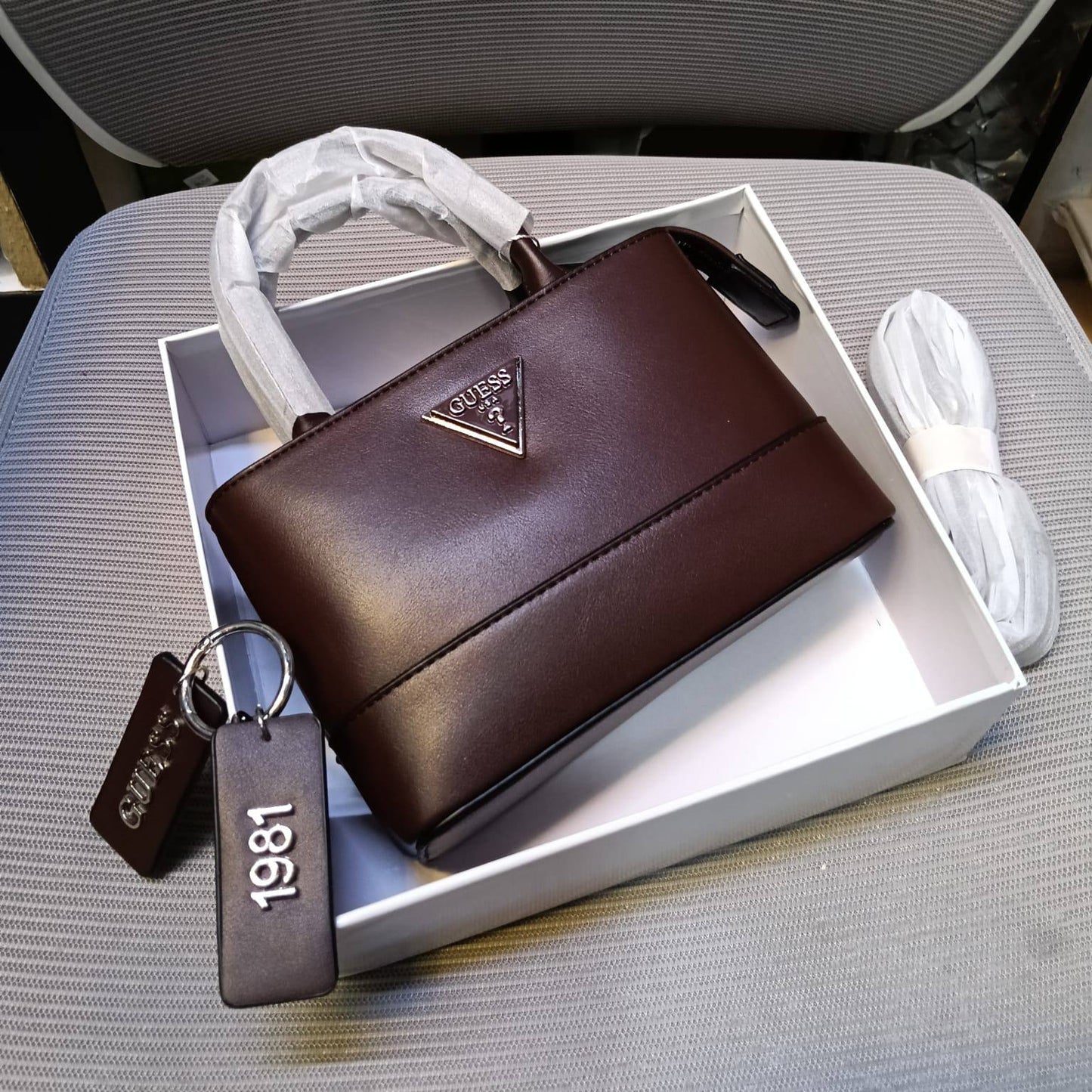 Prada
100 dhs🇦🇪🇦🇪
with box
size 20cm

Zain26
♥️♥️♥️