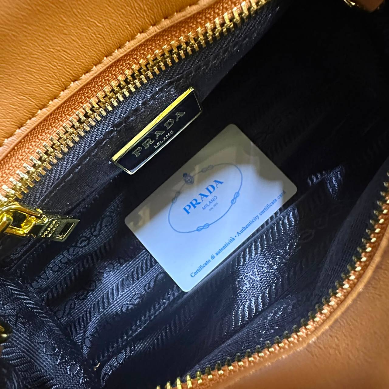 PRADA COPY ONE NEW CAME  SMALL SIZE WITH BOX 
210 dhs🇦🇪🇦🇪

Zain295
♥️♥️♥️
