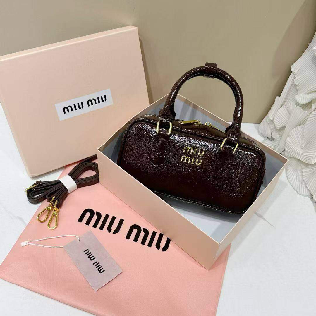 MIU MIU 

NEW CAME 
GOOD QUALITY 
WITH BOX 

90 dhs🇦🇪🇦🇪

SIZE: 23cm
Zain39
♥️♥️♥️