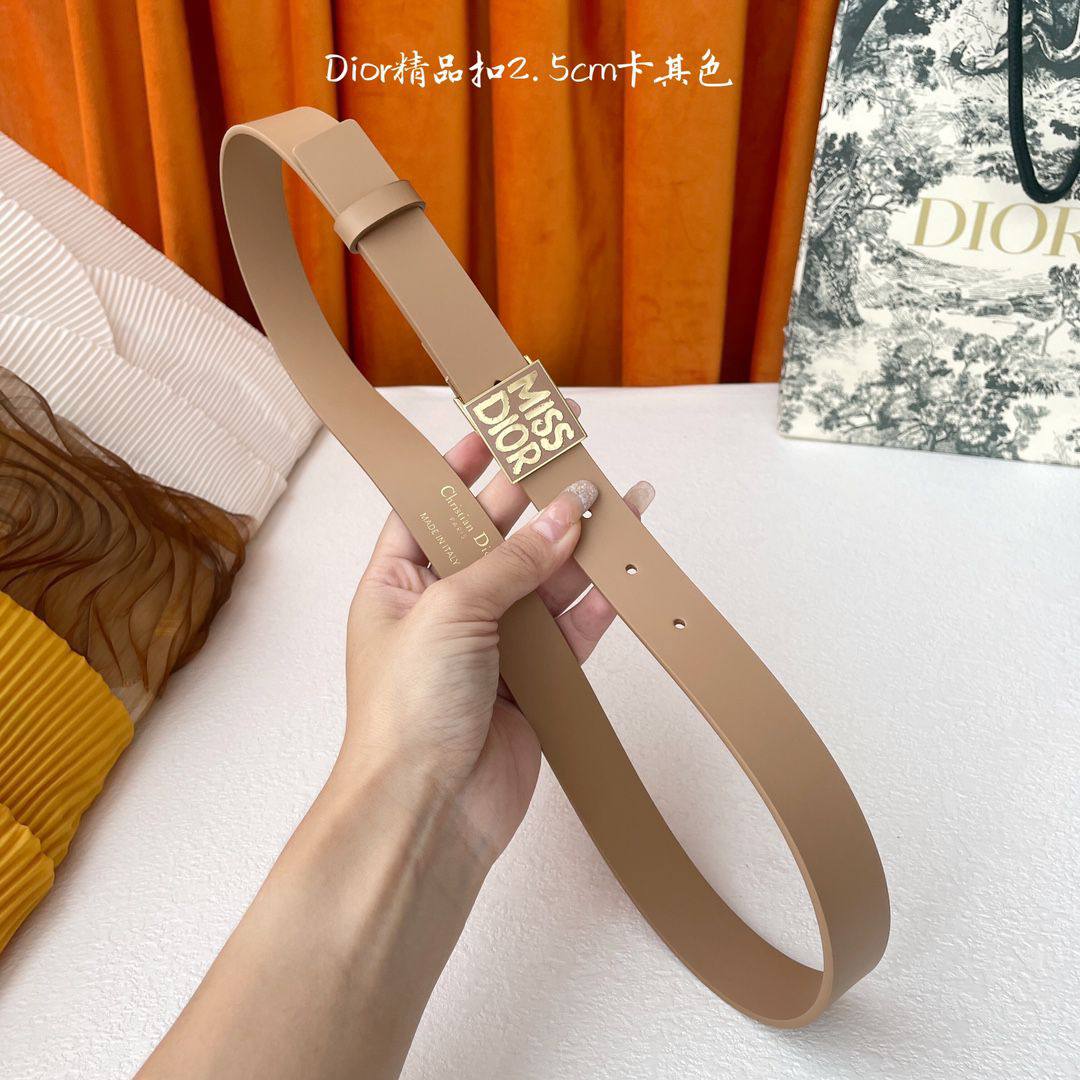 *💜 miss dior 💜
💜*Master quality*💜
280 dhs✅

Zain160
♥️♥️♥️