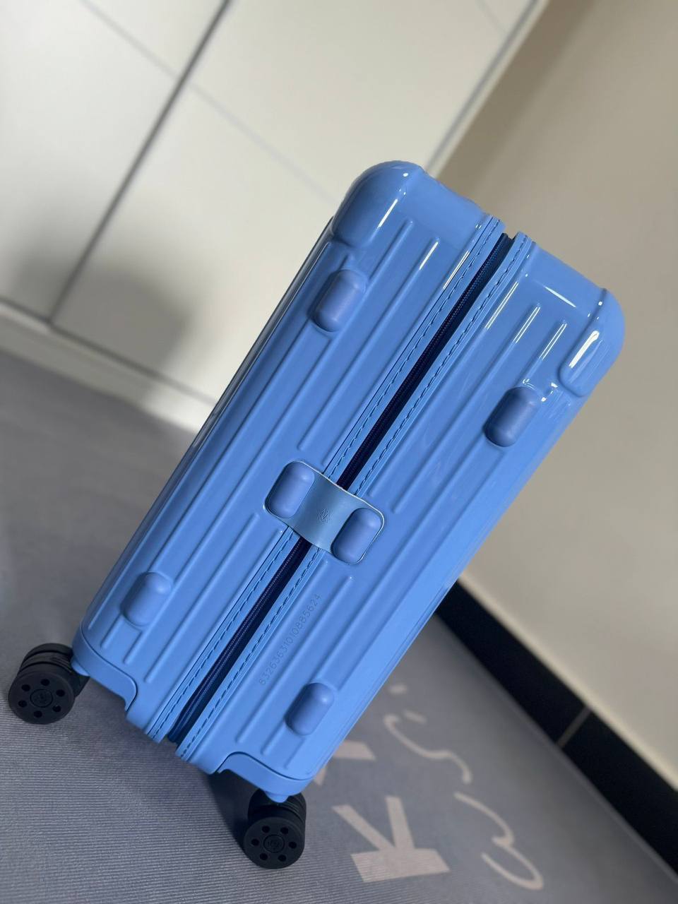 Rimowa Essential 
Travel Bags
master quality 
450 dhs✅

Zain295
♥️♥️♥️