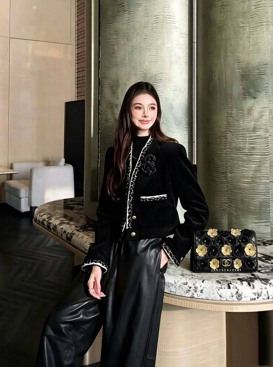 CHANEL COPY ONE NEW CAME WITH BOX 
150 dhs🇦🇪🇦🇪

Zain39
♥️♥️♥️