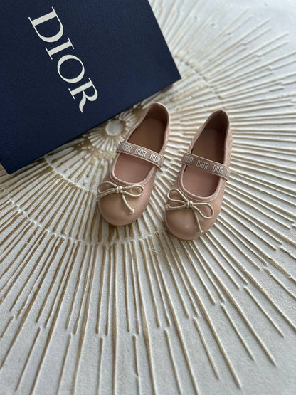 Dior 
 Super master quality 😍
Size:26To35
240 dhs✅

Zain261
♥️♥️♥️