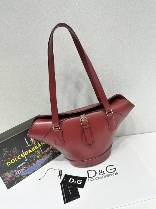 D&G
GOOD QUALITY 
105 dhs🪙🖤

Zain200
♥️♥️♥️