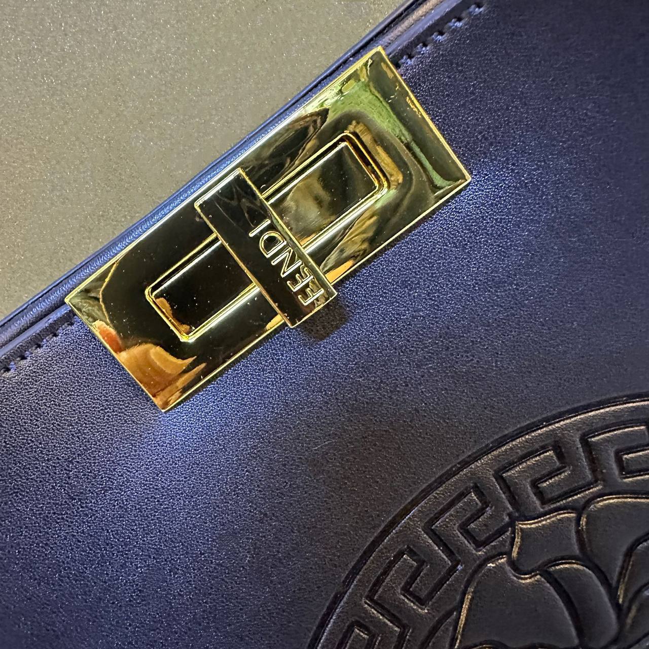 FENDI 
COPY ONE NEW CAME 
155 dhs💓

Zain39
♥️♥️♥️
