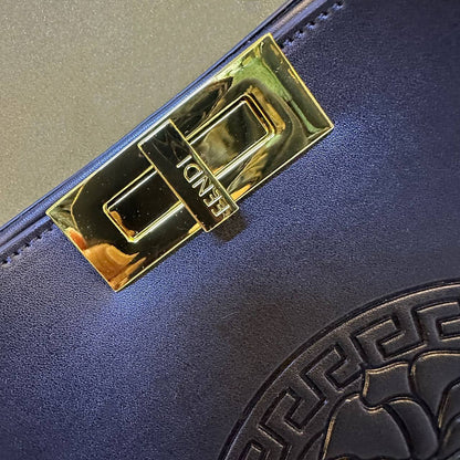 FENDI 
COPY ONE NEW CAME 
155 dhs💓

Zain39
♥️♥️♥️