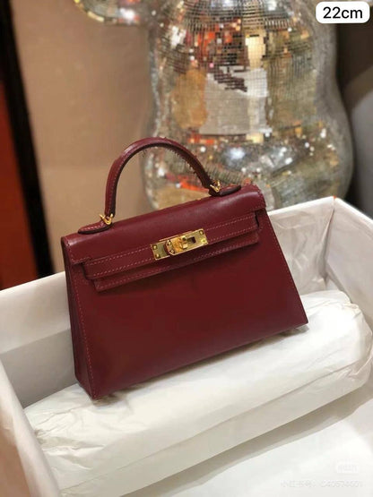 Hermes Killy 
1⃣️ First quality
 + chain⛓️+ 2 strap +🎁
Size : 22 *15 *7 cm
95 dhs🇦🇪🇦🇪
with box🎁

Zain115
♥️♥️♥️
