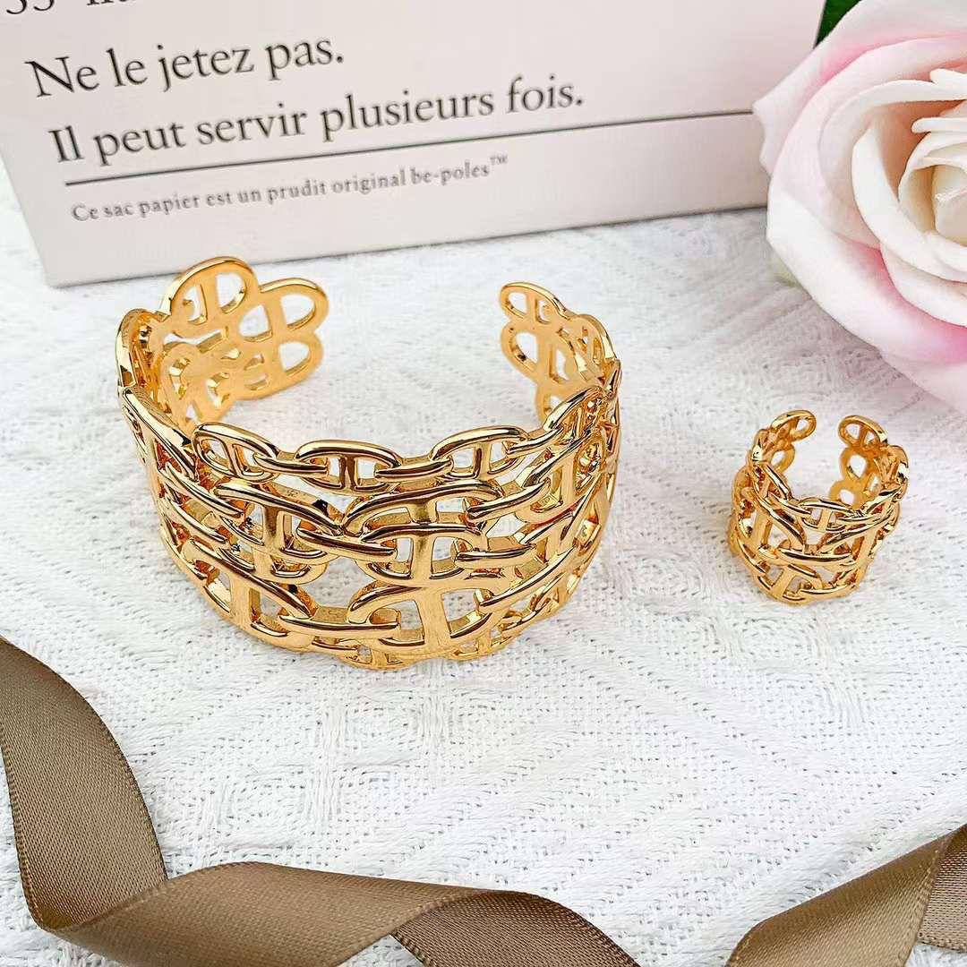 Bangle Ring
Hermes MASTER
140 DHS✅
With Box And Paper BAG🛍️🎁

Zain89
♥️♥️♥️