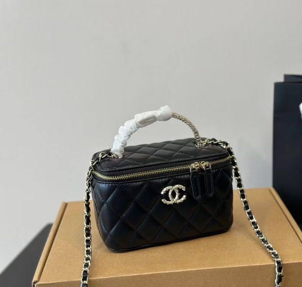 Chanel
110 dhs❣️
Good quality 

with box
🎁🎁🎁

Zain35
♥️♥️♥️