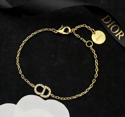 BRACELET 
MASTER💫✨
55 DHS✅
WITH BOX AND PAPER BAG🎁🛍️

Zain89
♥️♥️♥️