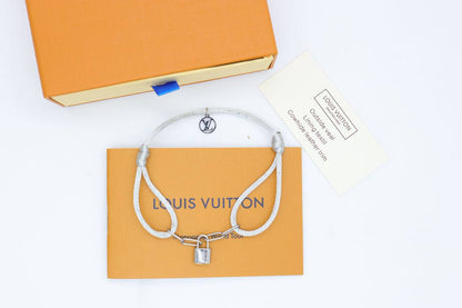 Bracelet 
55 dhs💓
+Box and paper bag🎁

Zain33
♥️♥️♥️