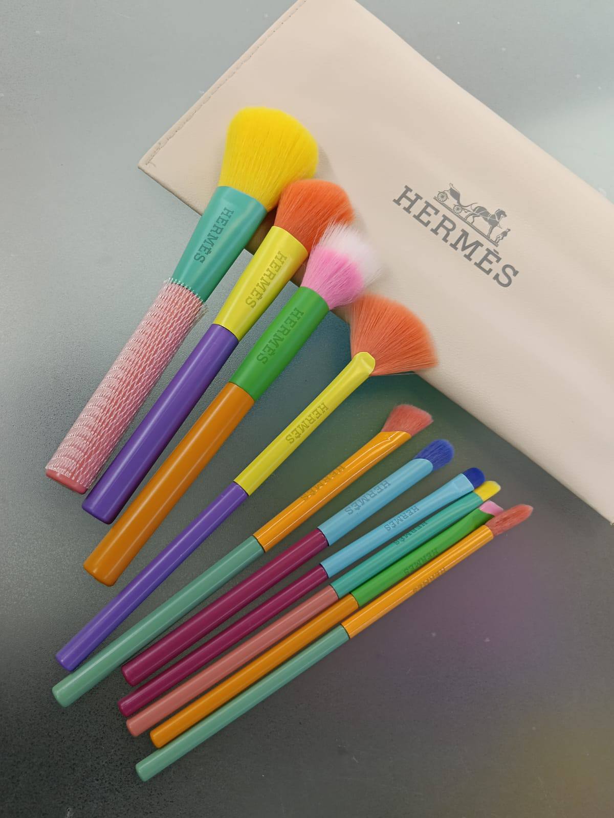 MAKE UP 

BRUSHES 
60 dhs🇦🇪🇦🇪

Zain01
♥️♥️♥️