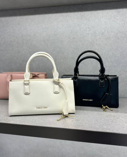 💖 CK Hand bag
1️⃣ First quality +🎁
Size : 26 * 15 * 10 cm
95 dhs✅
with box 🎁

Zain115
♥️♥️♥️