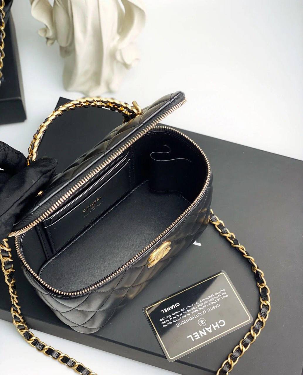 Chenel 
120 dhs✅
Size:18*9*12

with box
🎁🎁🎁

Zain07
♥️♥️♥️