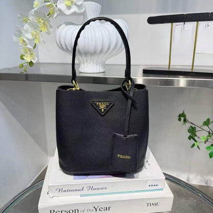 Prada

70 dhs🇦🇪🇦🇪

Zain232
♥️♥️♥️