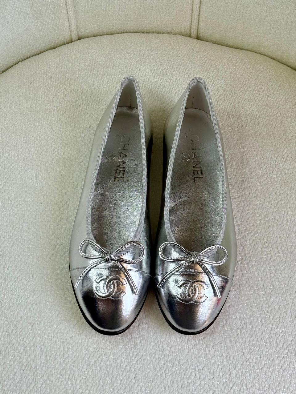 Chanel
Super *AAA* *+* Quality 💯 
With original packing🎁🎁
SIZE:36and42
Available now
450 dhs💓

Zain309
♥️♥️♥️