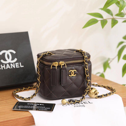 Chanel 
90 dhs✅
with box
🎁🎁🎁

size 12×8×10cm

Zain42
♥️♥️♥️