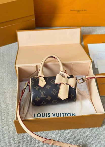 LV 

good quality, comes with box, 
🎁🎁🎁

size... 16*11 cm 

90 dhs🗽

Zain12
♥️♥️♥️