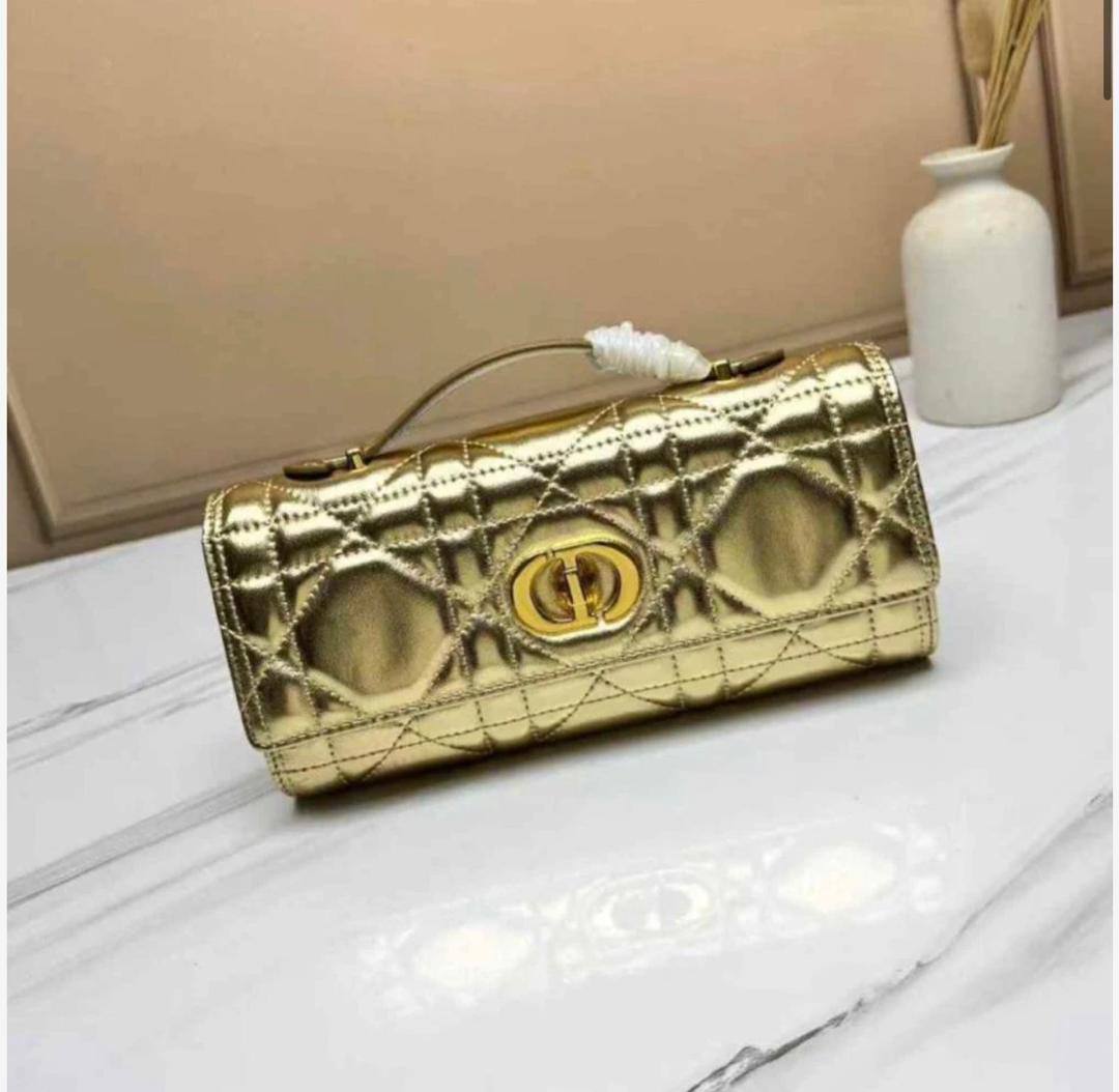 Dior

90 dhs🌺
high quality 

With box
🎁🎁🎁

Zain26
❤️❤️❤️